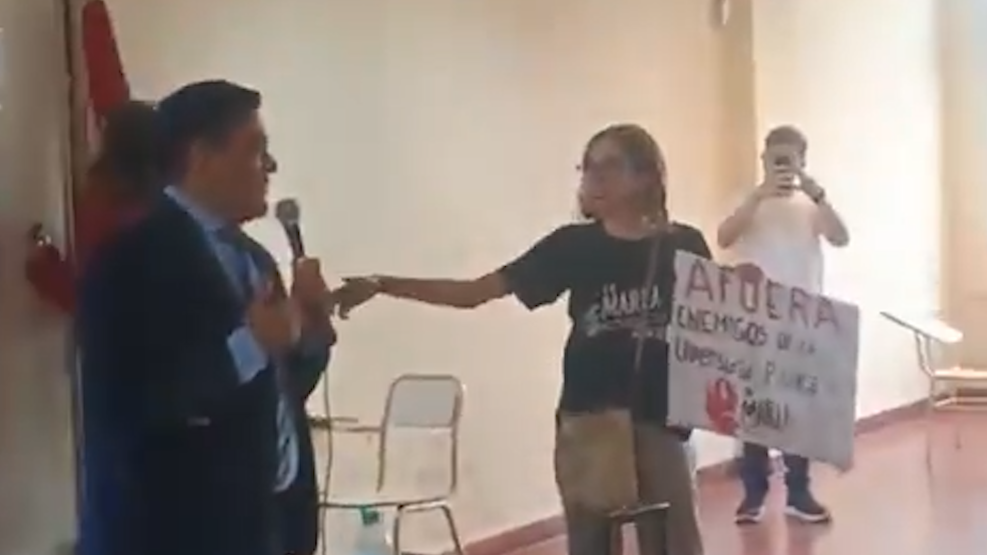 Tensión en la UBA: Estudiantes impiden una charla de legisladores de La Libertad Avanza